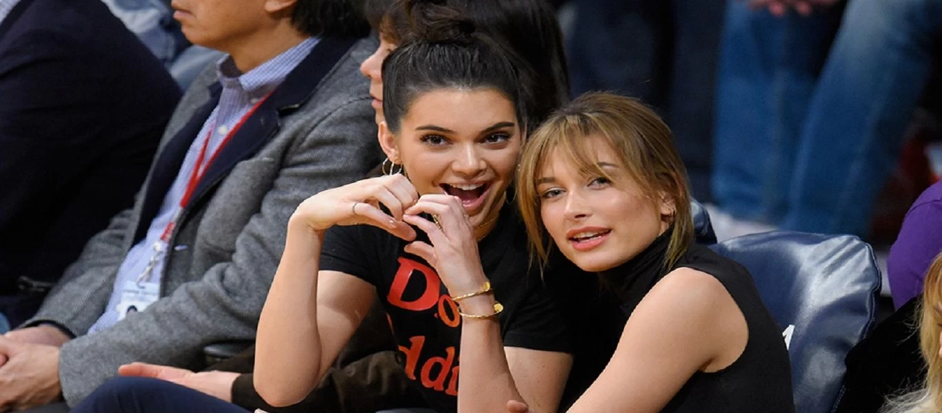 Hailey Bieber - Kendall Jenner: Ποζάρουν με τα μπικίνι τους σε τροπικό δάσος της Τζαμάικα (φώτο)